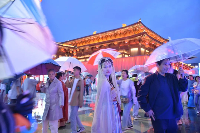 Сотрудники Xiangyi, собравшись в древней столице Сиань, чтобы испытать тысячелетнее путешествие в историю и культуру.