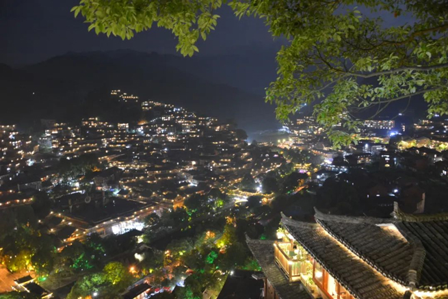 Праздновать 100-летие основания Коммунистической партии Китая, Xiangyi Центрифуга Красочные Гуйчжоу 5-дневный тур