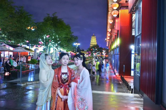 Сотрудники Xiangyi, собравшись в древней столице Сиань, чтобы испытать тысячелетнее путешествие в историю и культуру.