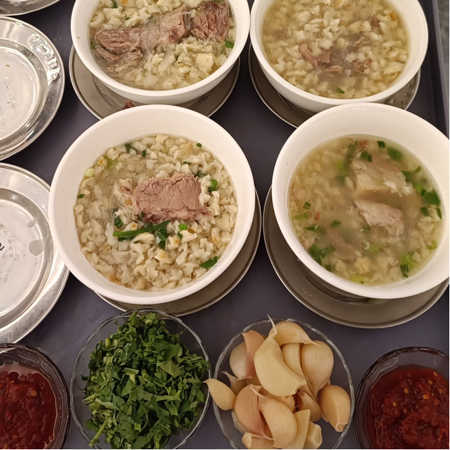 Сотрудники Xiangyi, собравшись в древней столице Сиань, чтобы испытать тысячелетнее путешествие в историю и культуру.