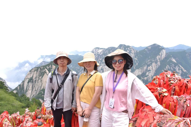 Сотрудники Xiangyi, собравшись в древней столице Сиань, чтобы испытать тысячелетнее путешествие в историю и культуру.