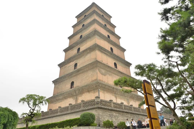 Сотрудники Xiangyi, собравшись в древней столице Сиань, чтобы испытать тысячелетнее путешествие в историю и культуру.